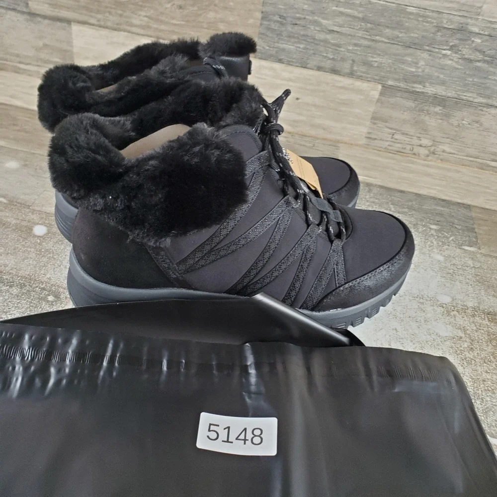 Skechers new without